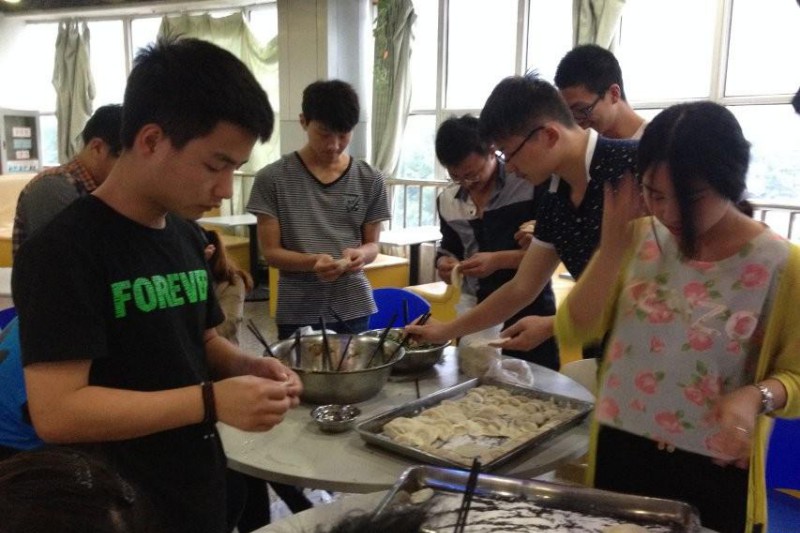 12机制设计与制造（2）班组织“包饺子”活动